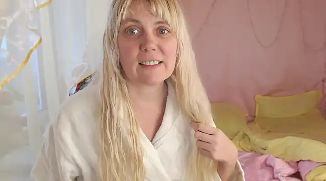 Snapshot of SunnySylvia chatting on December 25, 12:05 pm SunnySylvia online show from December 25, 12:05 pm