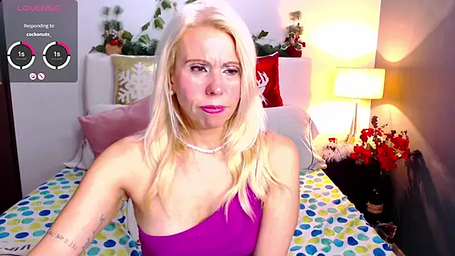 Snapshot of Luci_evans chatting on December 19, 10:32 pm Luci evans online show from December 19, 10:32 pm