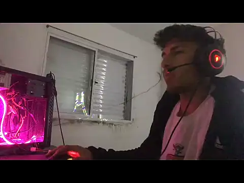 Snapshot of axel2leiva chatting on October 13, 6:35 am axel2leiva online show from October 13, 6:35 am