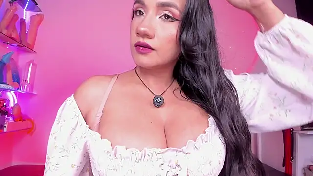 Snapshot of christymilkk chatting on November 19, 12:43 am christymilkk online show from November 19, 12:43 am