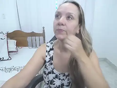 yeslluisa online show from October 11, 5:55 pm