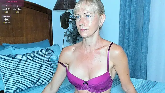 Snapshot of Christine_35 chatting on September 16, 12:50 pm Christine 35 online show from September 16, 12:50 pm