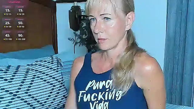 Snapshot of Christine_35 chatting on October 20, 12:27 pm Christine 35 online show from October 20, 12:27 pm