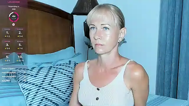 Snapshot of Christine_35 chatting on November 19, 12:05 pm Christine 35 online show from November 19, 12:05 pm