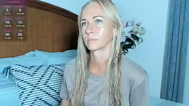 Snapshot of Christine_35 chatting on June 10, 10:47 am Christine 35 online show from June 10, 10:47 am