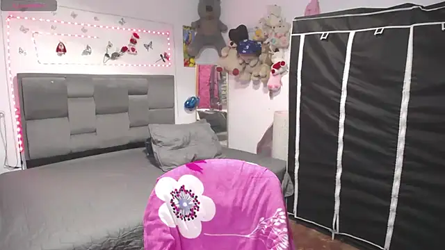 Snapshot of Sharloth_milf chatting on May 17, 9:11 pm Sharloth milf online show from May 17, 9:11 pm