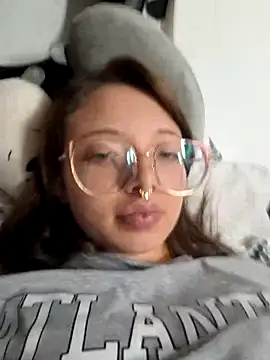 Snapshot of linda-schmidt chatting on February 19, 2:12 am linda-schmidt online show from February 19, 2:12 am