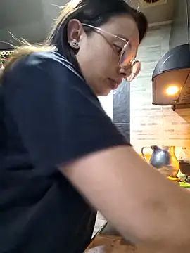 Snapshot of linda-schmidt chatting on November 4, 11:15 pm linda-schmidt online show from November 4, 11:15 pm