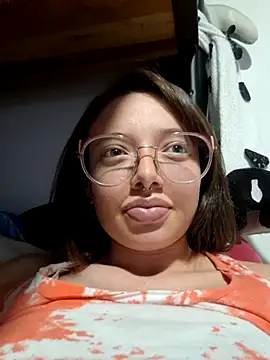 Snapshot of linda-schmidt chatting on November 15, 2:42 am linda-schmidt online show from November 15, 2:42 am