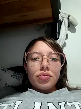 Snapshot of linda-schmidt chatting on December 1, 1:21 am linda-schmidt online show from December 1, 1:21 am