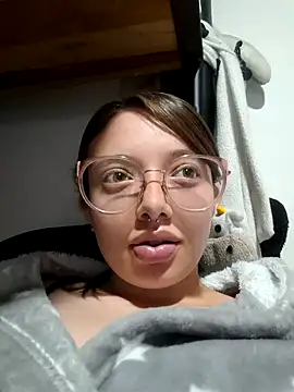 Snapshot of linda-schmidt chatting on December 2, 1:11 am linda-schmidt online show from December 2, 1:11 am