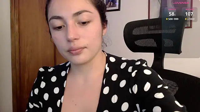 Snapshot of Honey_Aynur20 chatting on October 3, 6:27 pm Honey Aynur20 online show from October 3, 6:27 pm