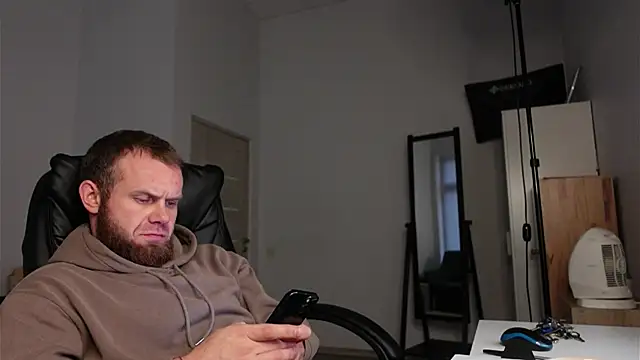 Snapshot of Tommy_Burnz chatting on December 17, 1:06 pm Tommy Burnz online show from December 17, 1:06 pm