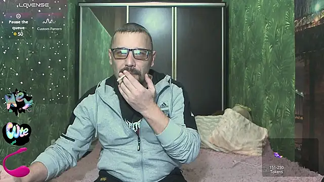 Snapshot of DanielOhCool chatting on December 14, 6:20 pm DanielOhCool online show from December 14, 6:20 pm