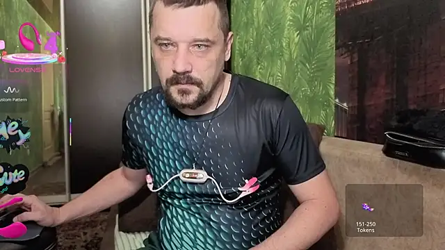 Snapshot of DanielOhCool chatting on October 14, 7:31 am DanielOhCool online show from October 14, 7:31 am