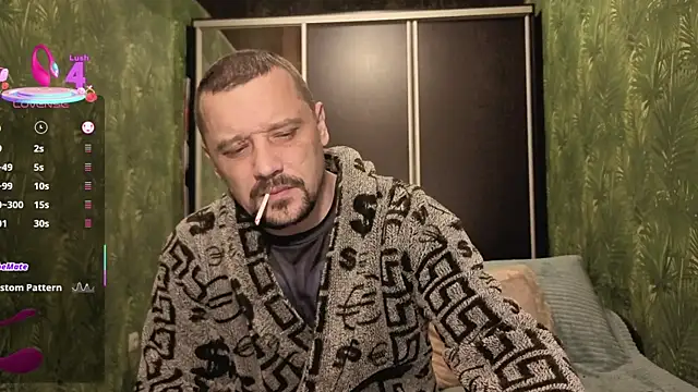 Snapshot of DanielOhCool chatting on December 20, 7:37 am DanielOhCool online show from December 20, 7:37 am