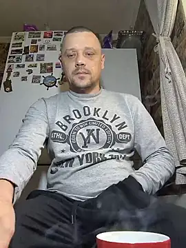 Snapshot of DanielOhCool chatting on May 12, 12:35 pm DanielOhCool online show from May 12, 12:35 pm