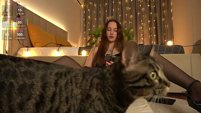 juli hox online show from October 23, 7:40 am