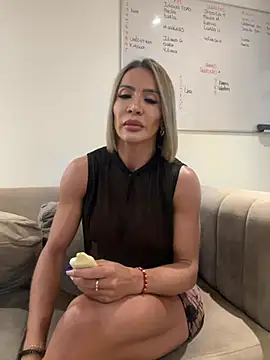 Snapshot of ChristieKroes chatting on February 18, 8:58 pm ChristieKroes online show from February 18, 8:58 pm