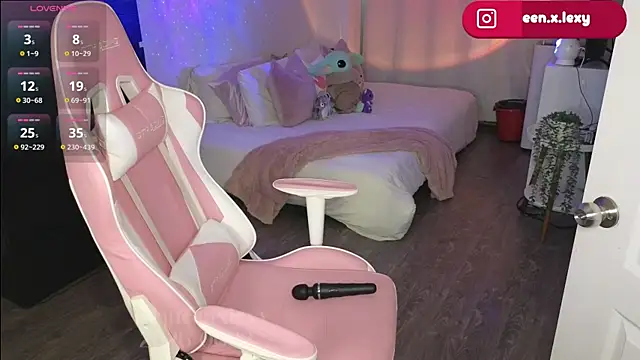 Snapshot of queenxlexy chatting on June 12, 7:02 pm queenxlexy online show from June 12, 7:02 pm