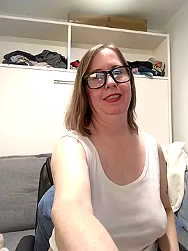 Snapshot of SweetandNaughty1 chatting on July 6, 4:31 am SweetandNaughty1 online show from July 6, 4:31 am