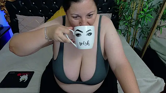AleshaArabian online show from August 6, 7:49 pm