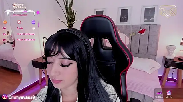 Snapshot of EmmyEvans1 chatting on December 23, 7:20 pm EmmyEvans1 online show from December 23, 7:20 pm