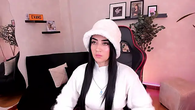 Snapshot of EmmyEvans1 chatting on November 6, 7:37 pm EmmyEvans1 online show from November 6, 7:37 pm