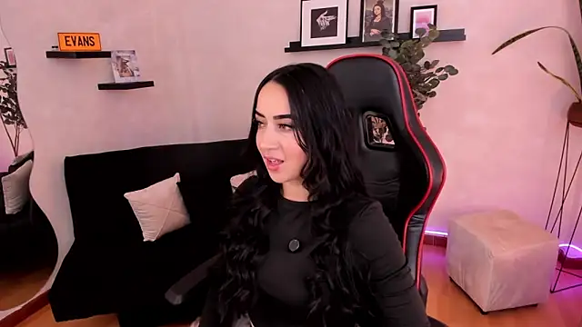 Snapshot of EmmyEvans1 chatting on November 8, 7:34 pm EmmyEvans1 online show from November 8, 7:34 pm