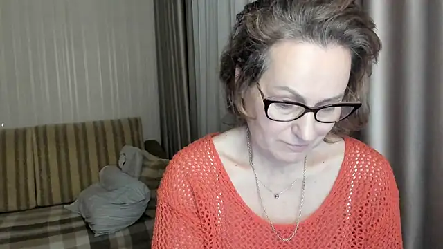 lauraoven online show from February 1, 5:58 pm