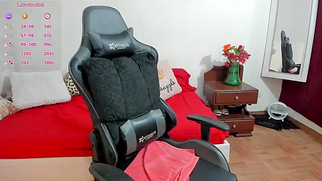 Snapshot of esmeralda_milf chatting on November 4, 7:35 pm esmeralda milf online show from November 4, 7:35 pm