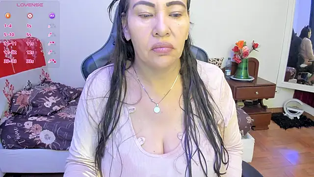 Snapshot of esmeralda_milf chatting on December 1, 2:44 pm esmeralda milf online show from December 1, 2:44 pm