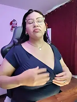 esmeralda milf online show from June 20, 8:33 pm