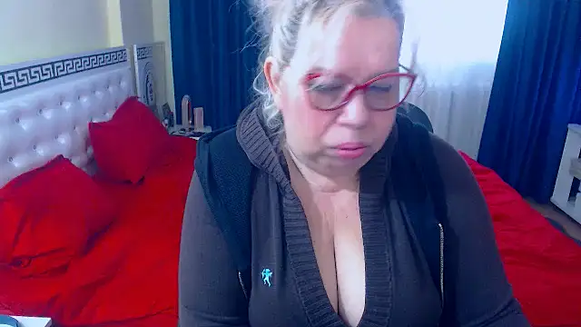 Snapshot of SonyaHotMilf chatting on December 17, 9:37 am SonyaHotMilf online show from December 17, 9:37 am