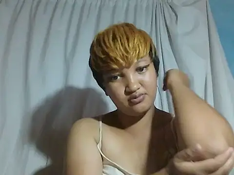 Snapshot of AVRILA chatting on December 1, 6:07 am AVRILA online show from December 1, 6:07 am