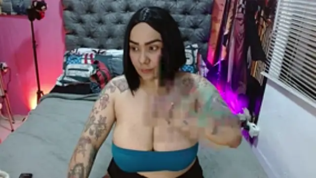 JEENEVIEVE online show from April 22, 6:31 pm