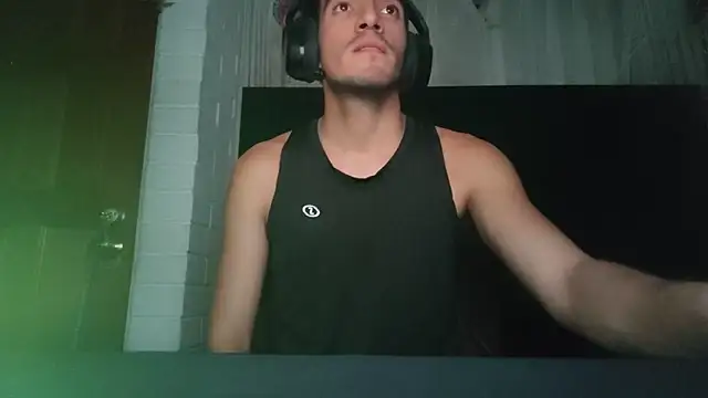 Snapshot of TommyMomentum chatting on February 3, 4:32 am TommyMomentum online show from February 3, 4:32 am