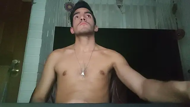 Snapshot of TommyMomentum chatting on February 3, 6:51 am TommyMomentum online show from February 3, 6:51 am