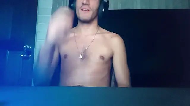 Snapshot of TommyMomentum chatting on February 12, 4:40 am TommyMomentum online show from February 12, 4:40 am