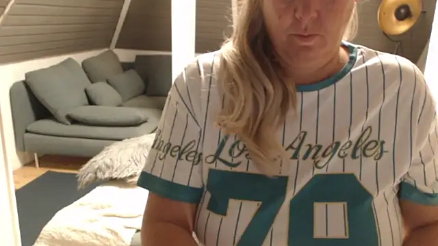 KimMitchelli online show from November 19, 5:07 am