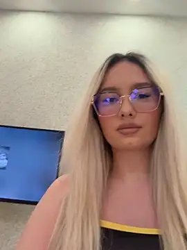 Snapshot of mollyxxx chatting on April 6, 3:37 am mollyxxx online show from April 6, 3:37 am