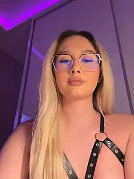 Snapshot of mollyxxx chatting on April 30, 1:23 am mollyxxx online show from April 30, 1:23 am