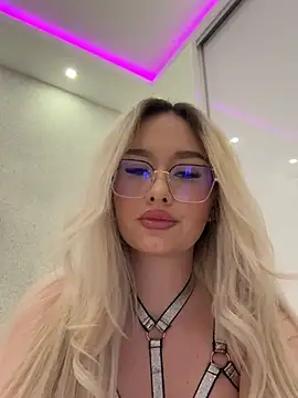 Snapshot of mollyxxx chatting on May 1, 3:00 am mollyxxx online show from May 1, 3:00 am