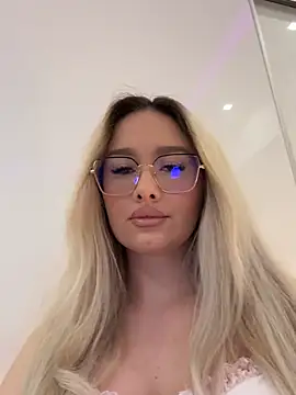 Snapshot of mollyxxx chatting on May 3, 2:39 am mollyxxx online show from May 3, 2:39 am