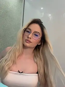 Snapshot of mollyxxx chatting on May 9, 4:06 am mollyxxx online show from May 9, 4:06 am