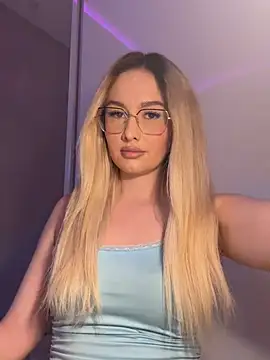Snapshot of mollyxxx chatting on May 13, 8:01 am mollyxxx online show from May 13, 8:01 am