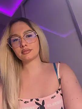 Snapshot of mollyxxx chatting on May 17, 3:04 am mollyxxx online show from May 17, 3:04 am