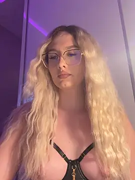 Snapshot of mollyxxx chatting on May 18, 11:43 pm mollyxxx online show from May 18, 11:43 pm