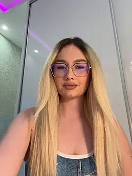 Snapshot of mollyxxx chatting on May 22, 2:40 am mollyxxx online show from May 22, 2:40 am