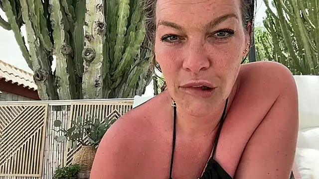 Snapshot of cyberchickie_maria chatting on June 28, 12:00 pm cyberchickie maria online show from June 28, 12:00 pm